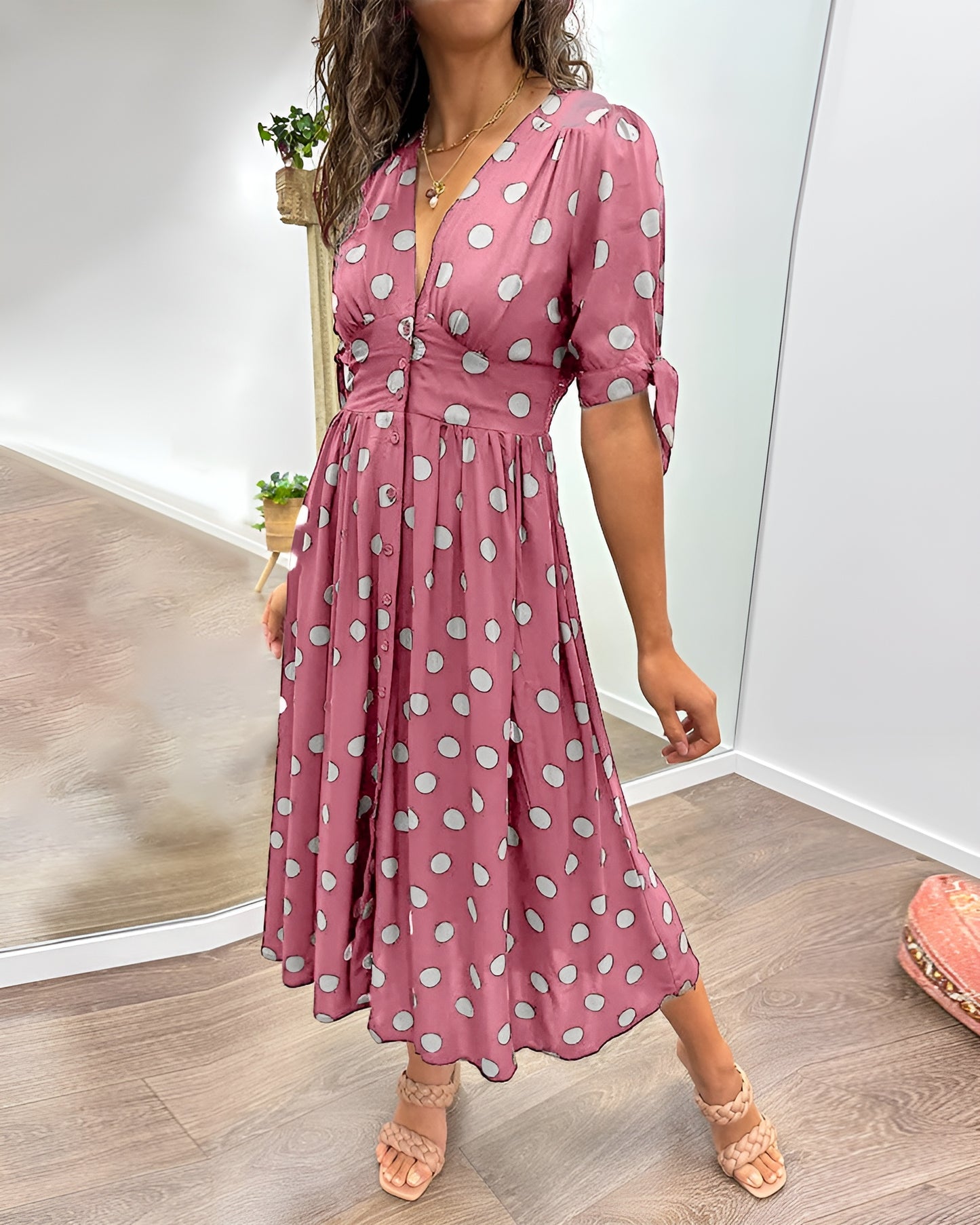 Monique™ | Tyylikäs Mekko Pilkuilla