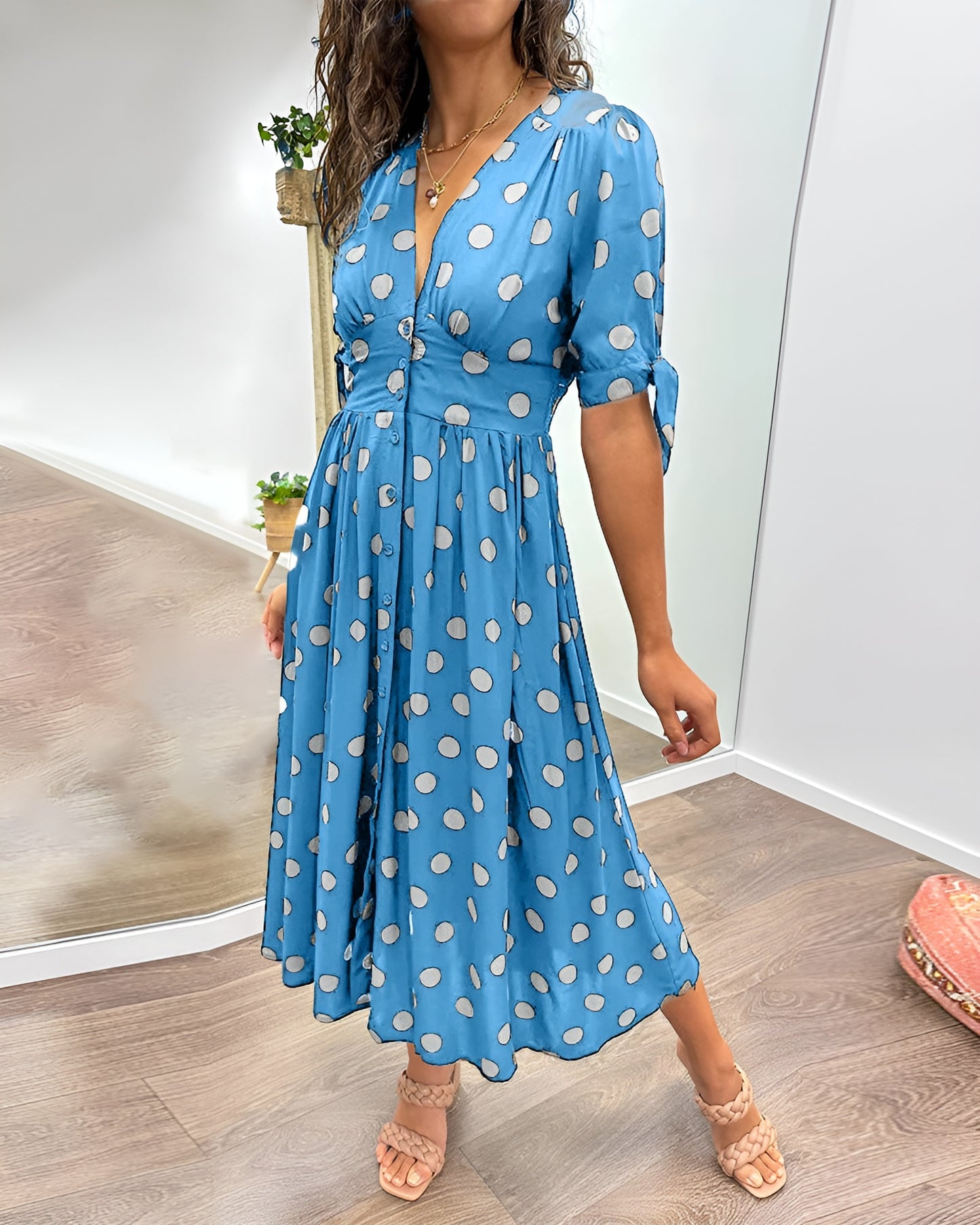 Monique™ | Tyylikäs Mekko Pilkuilla