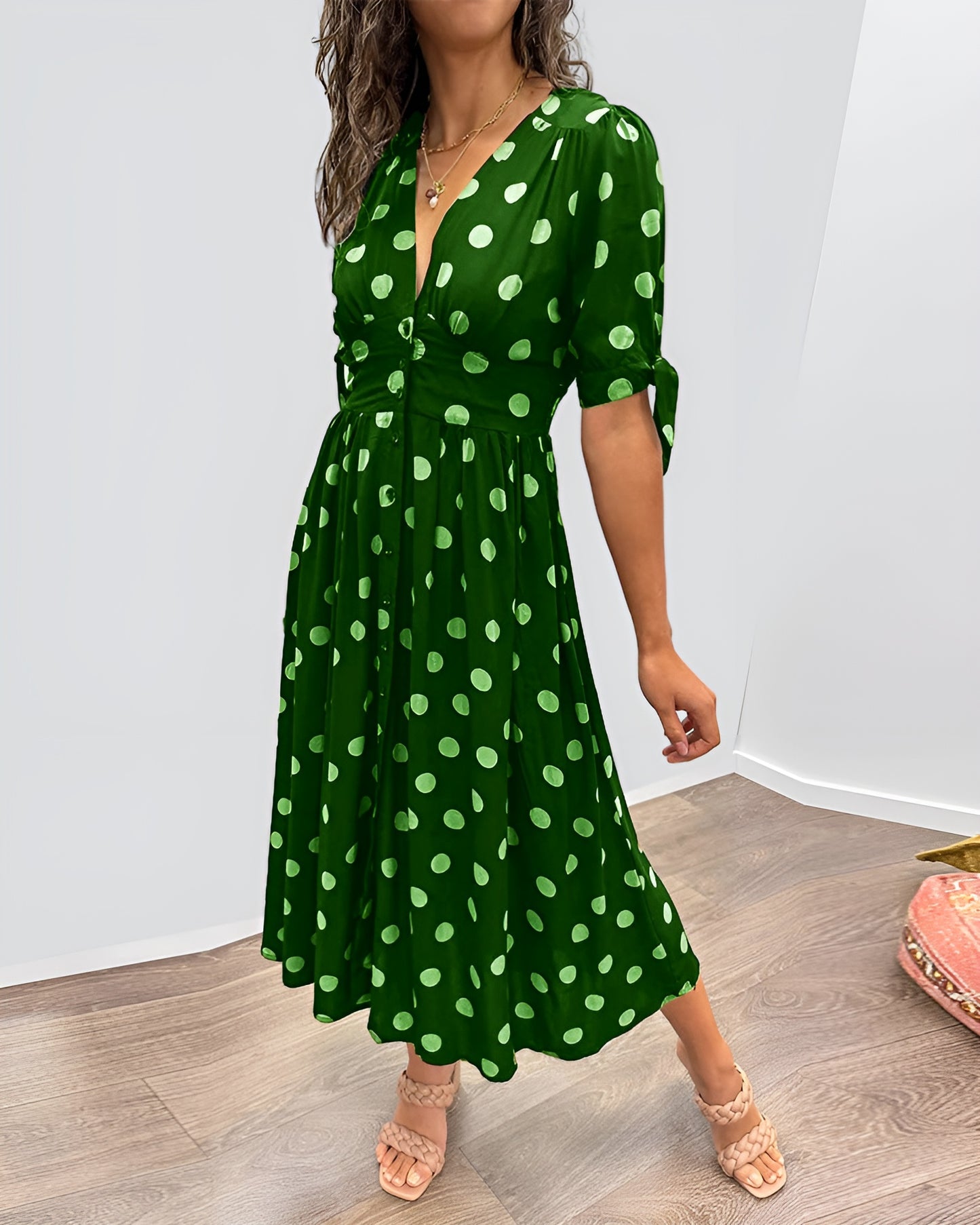 Monique™ | Tyylikäs Mekko Pilkuilla