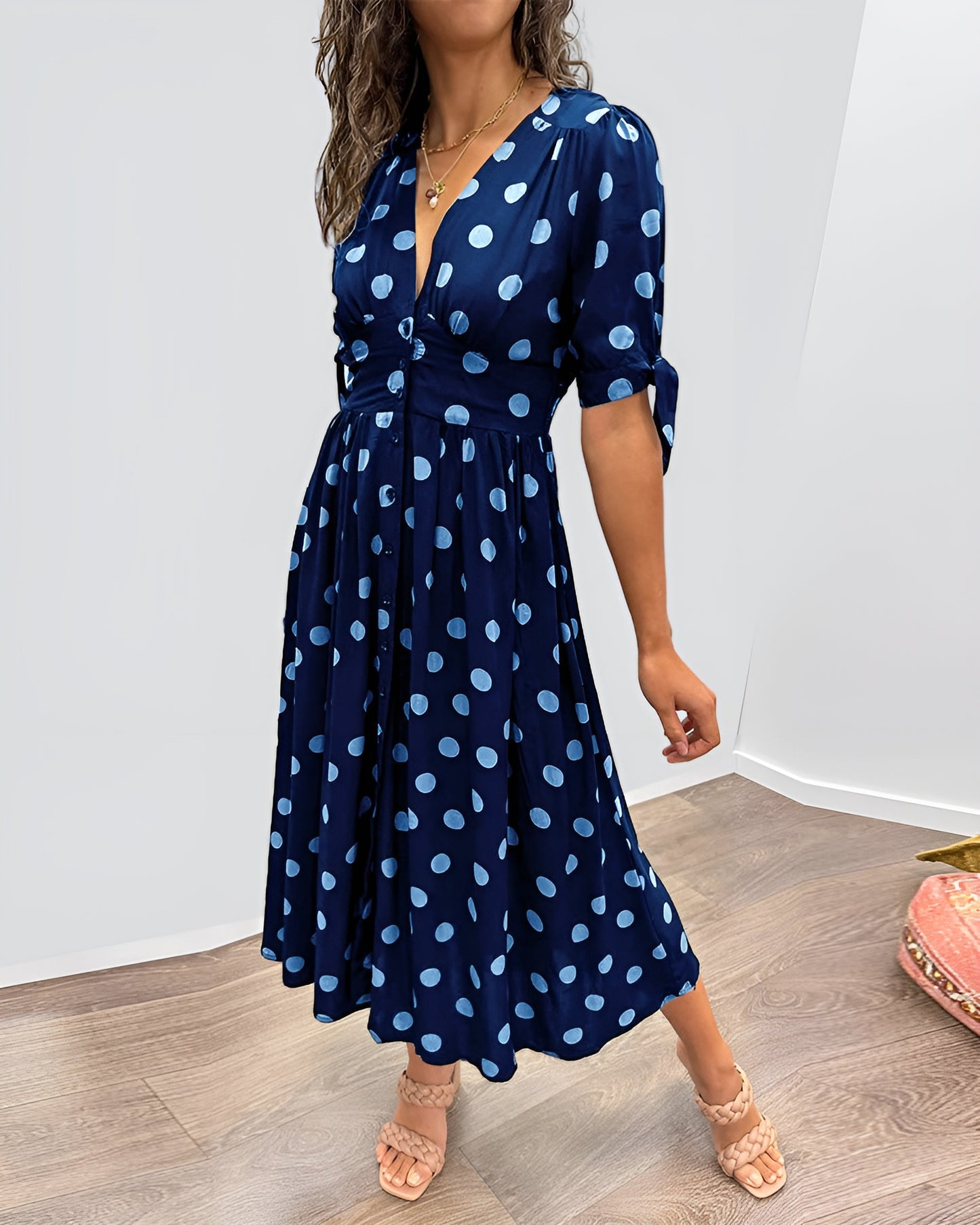 Monique™ | Tyylikäs Mekko Pilkuilla