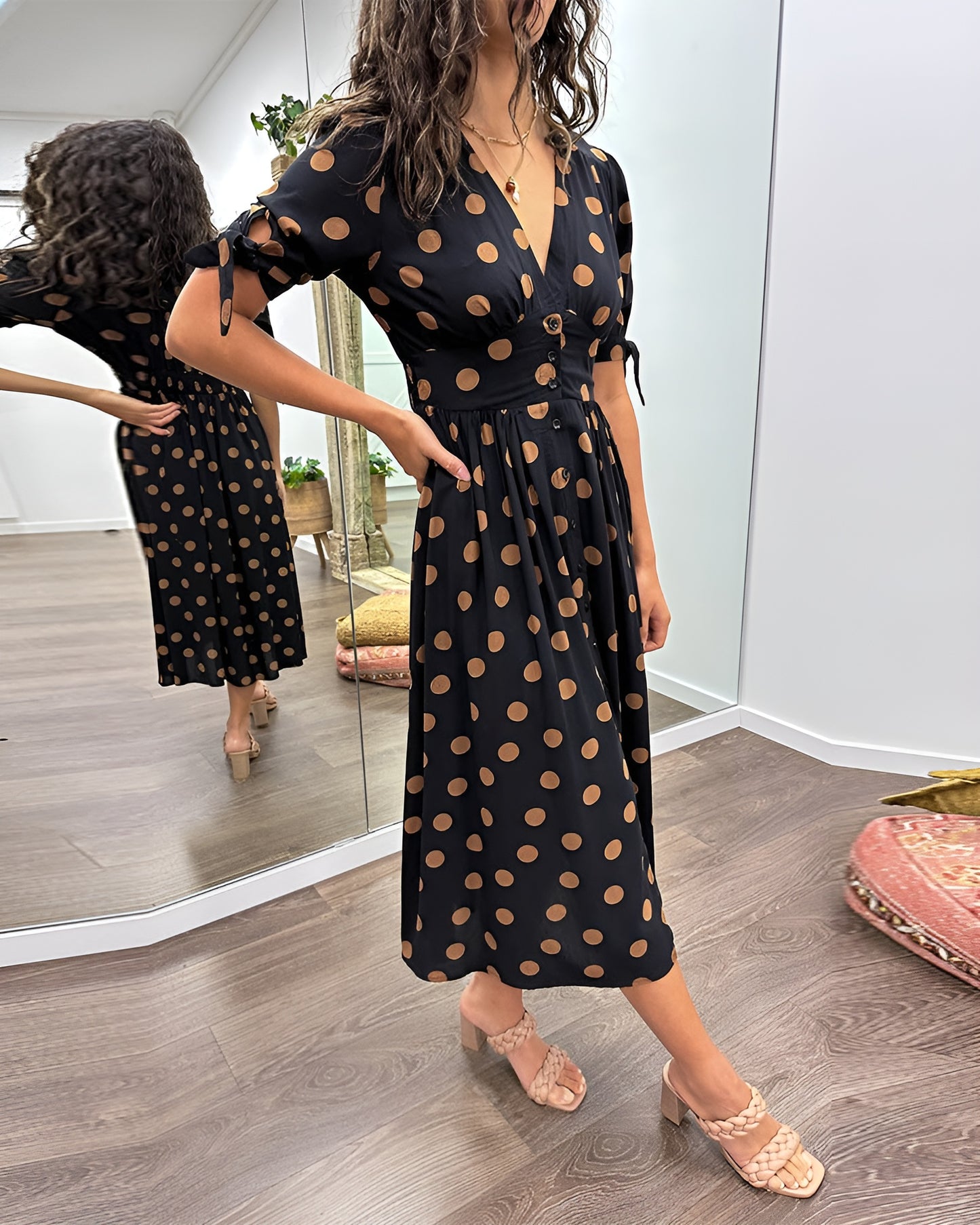Monique™ | Tyylikäs Mekko Pilkuilla