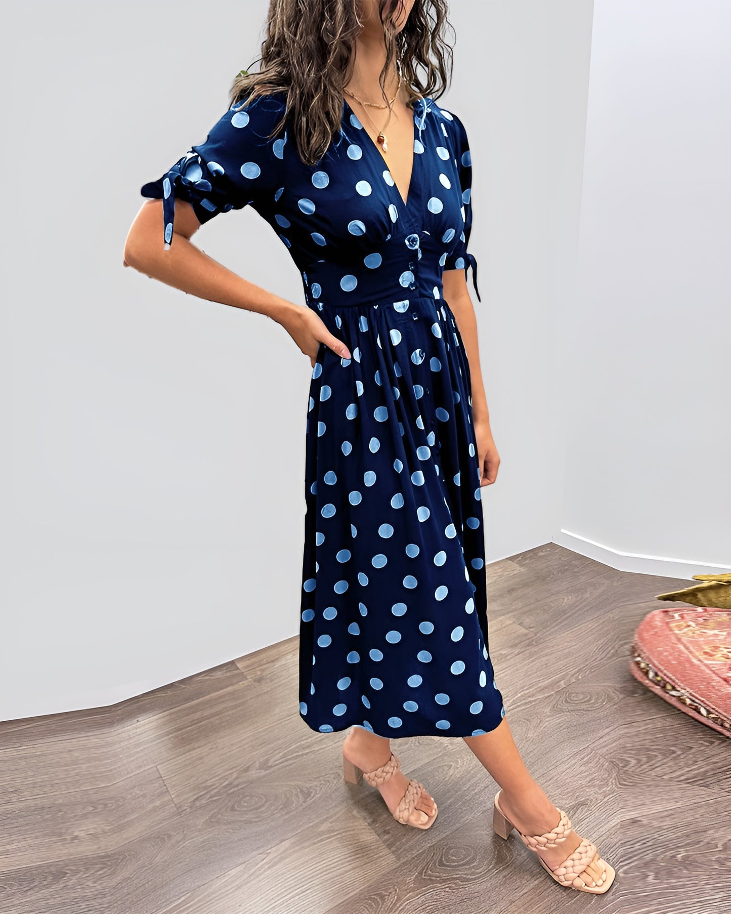 Monique™ | Tyylikäs Mekko Pilkuilla