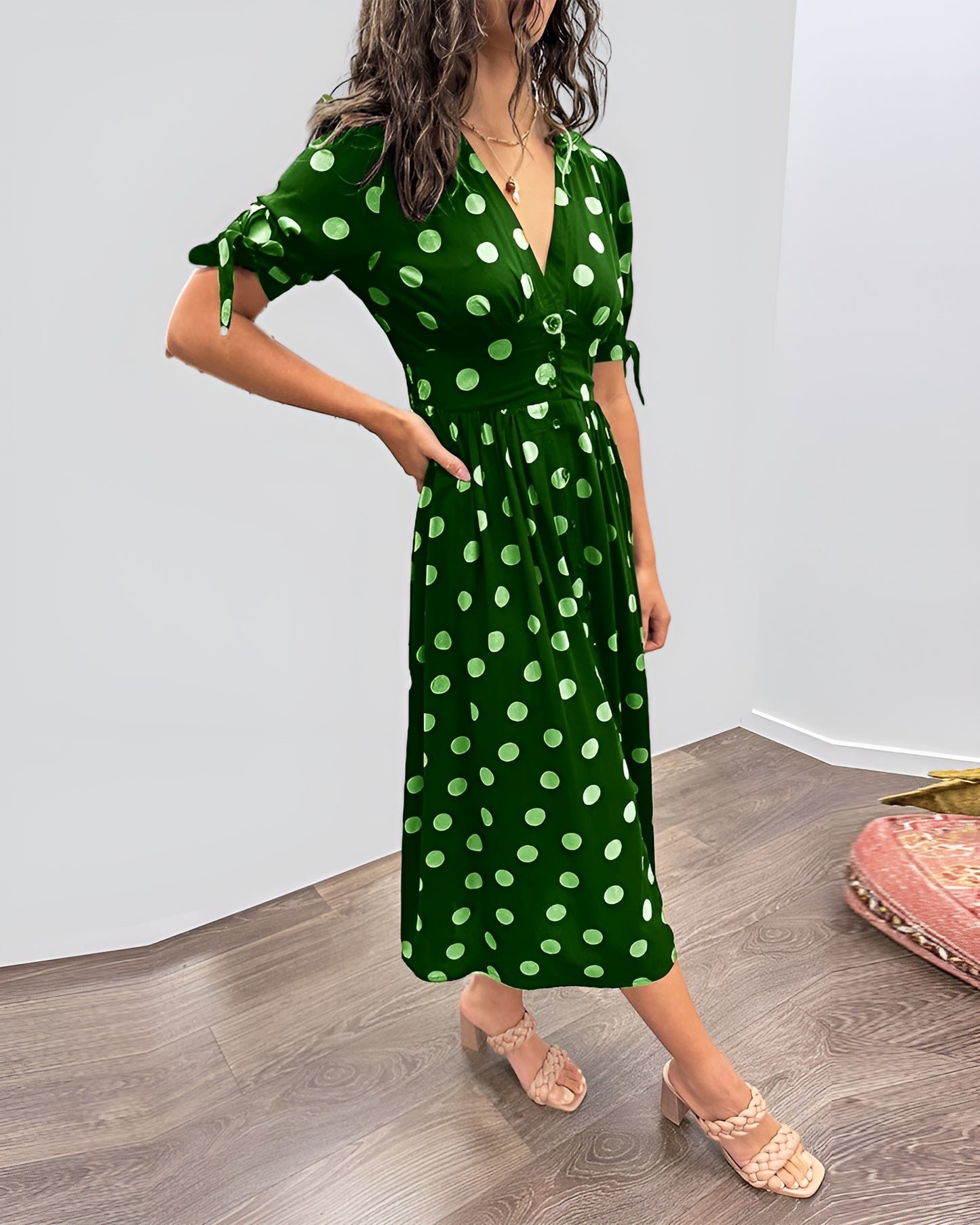 Monique™ | Tyylikäs Mekko Pilkuilla