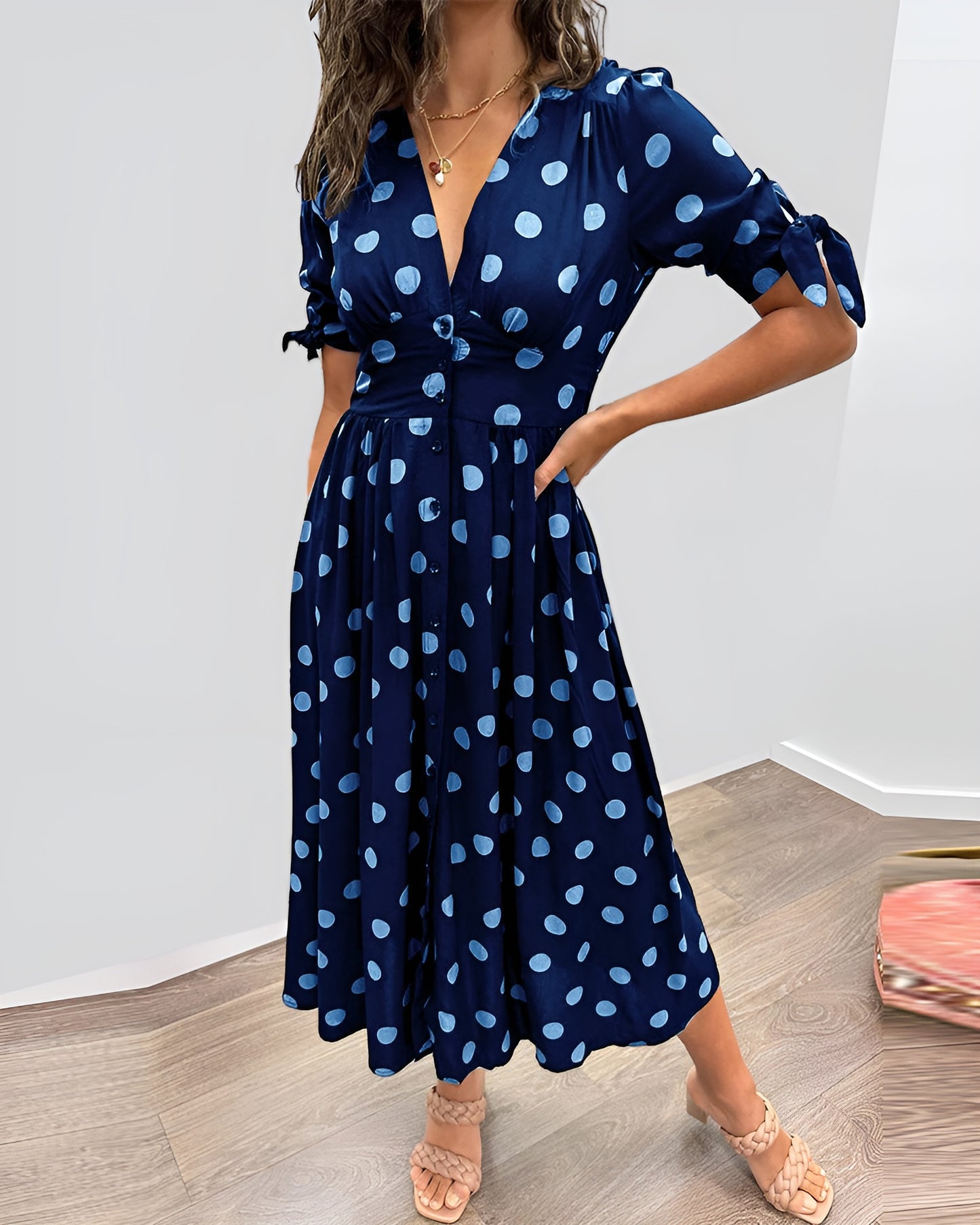 Monique™ | Tyylikäs Mekko Pilkuilla
