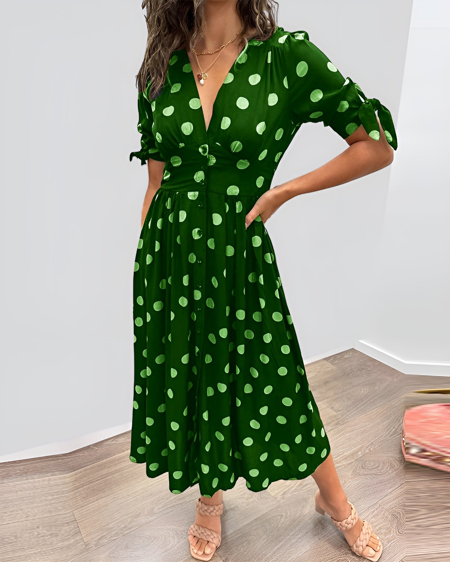 Monique™ | Tyylikäs Mekko Pilkuilla