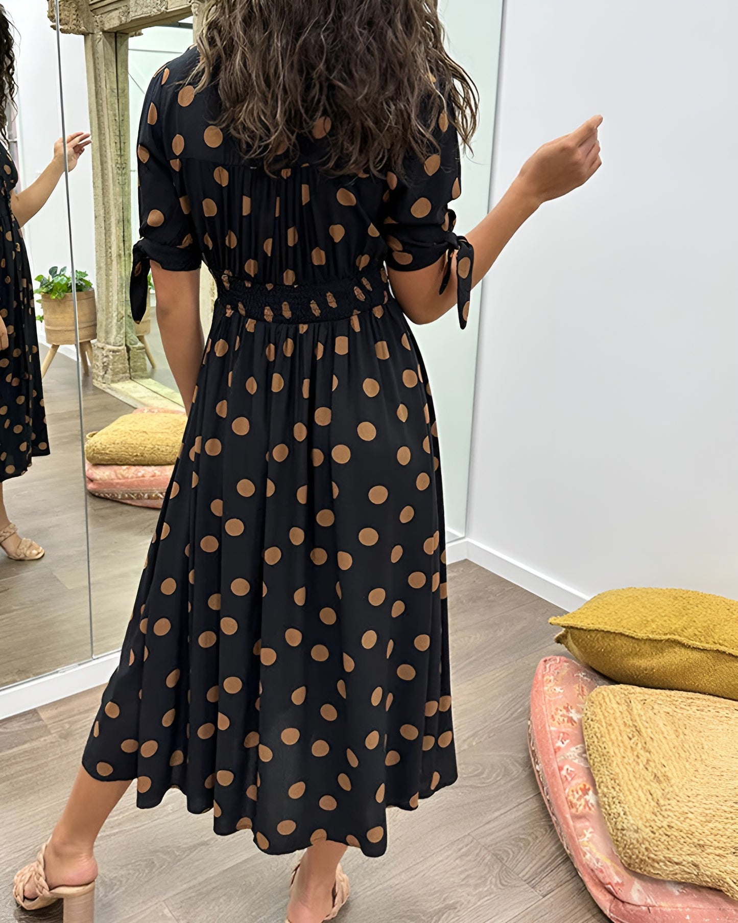 Monique™ | Tyylikäs Mekko Pilkuilla
