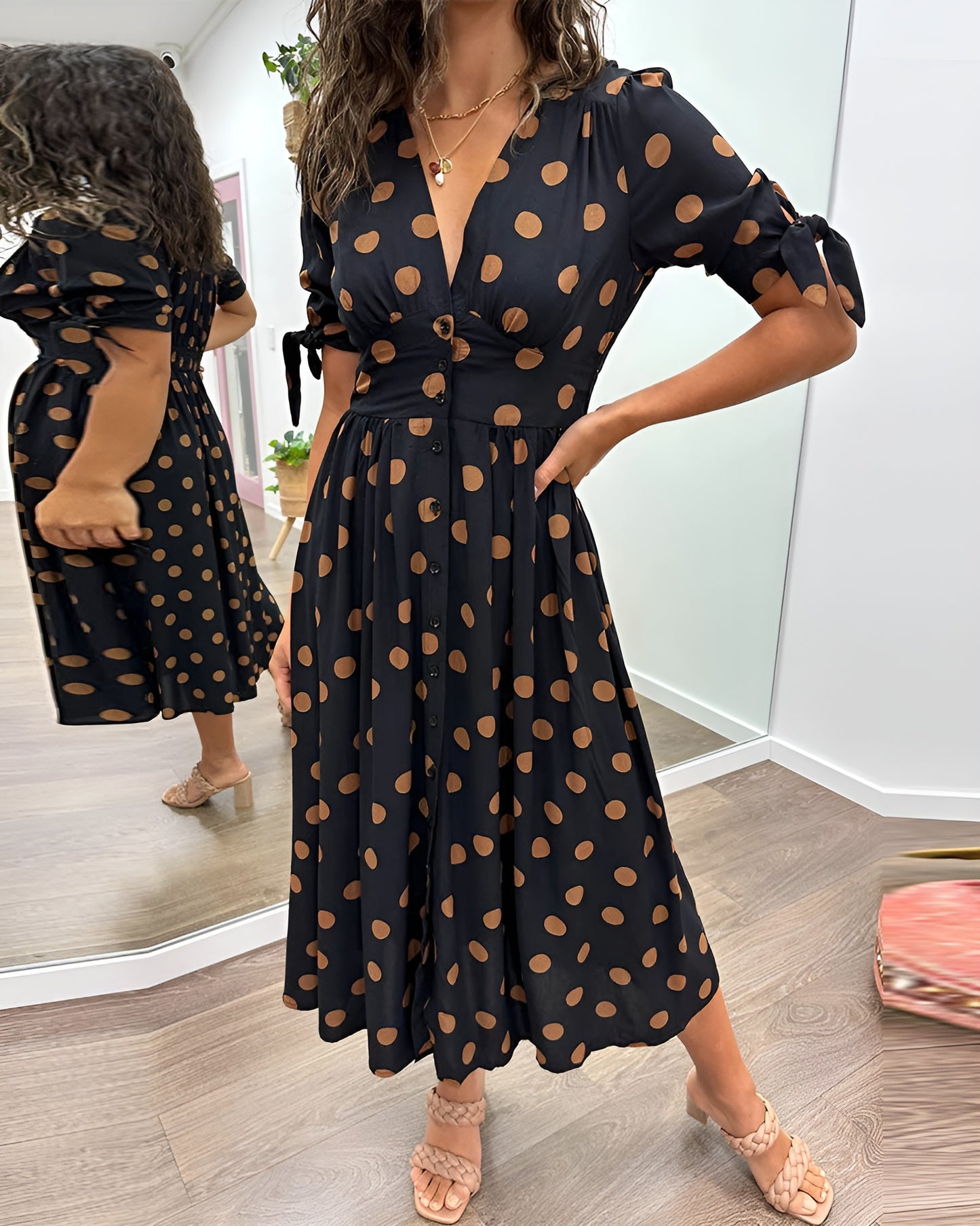 Monique™ | Tyylikäs Mekko Pilkuilla