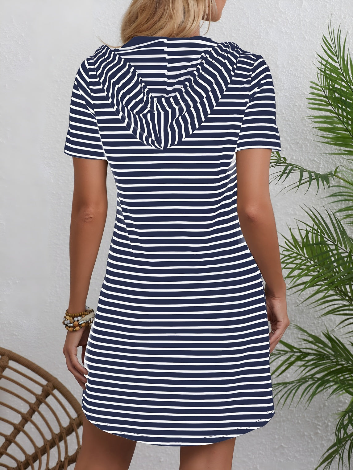 Tessa™ | Raidallinen hupullinen kesämekko napituksella