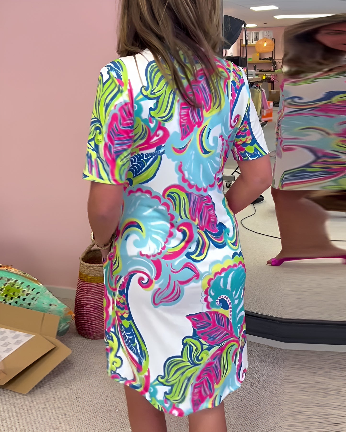 Elegantti kuvioitu vartalonmyötäinen mekko