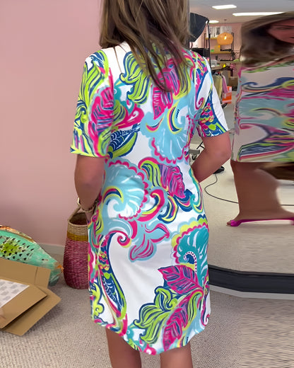 Elegantti kuvioitu vartalonmyötäinen mekko