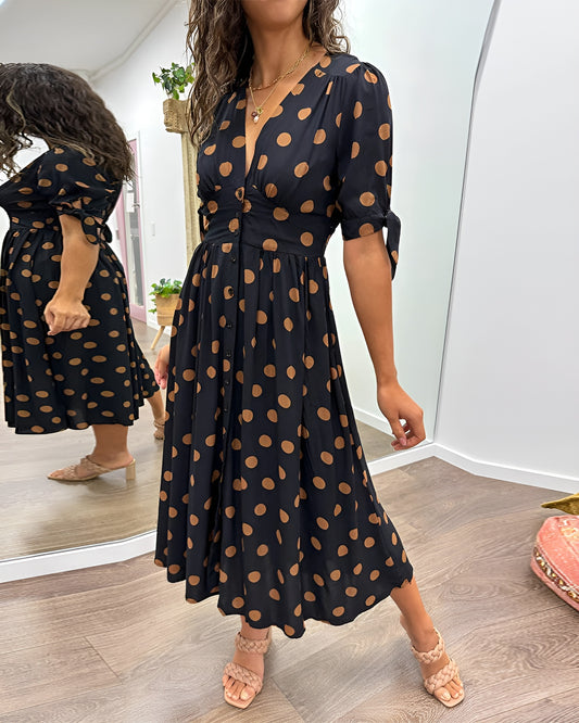 Monique™ | Tyylikäs Mekko Pilkuilla