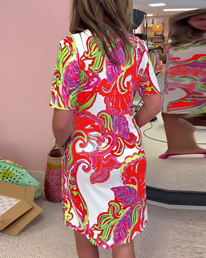 Elegantti kuvioitu vartalonmyötäinen mekko