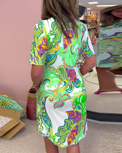 Elegantti kuvioitu vartalonmyötäinen mekko
