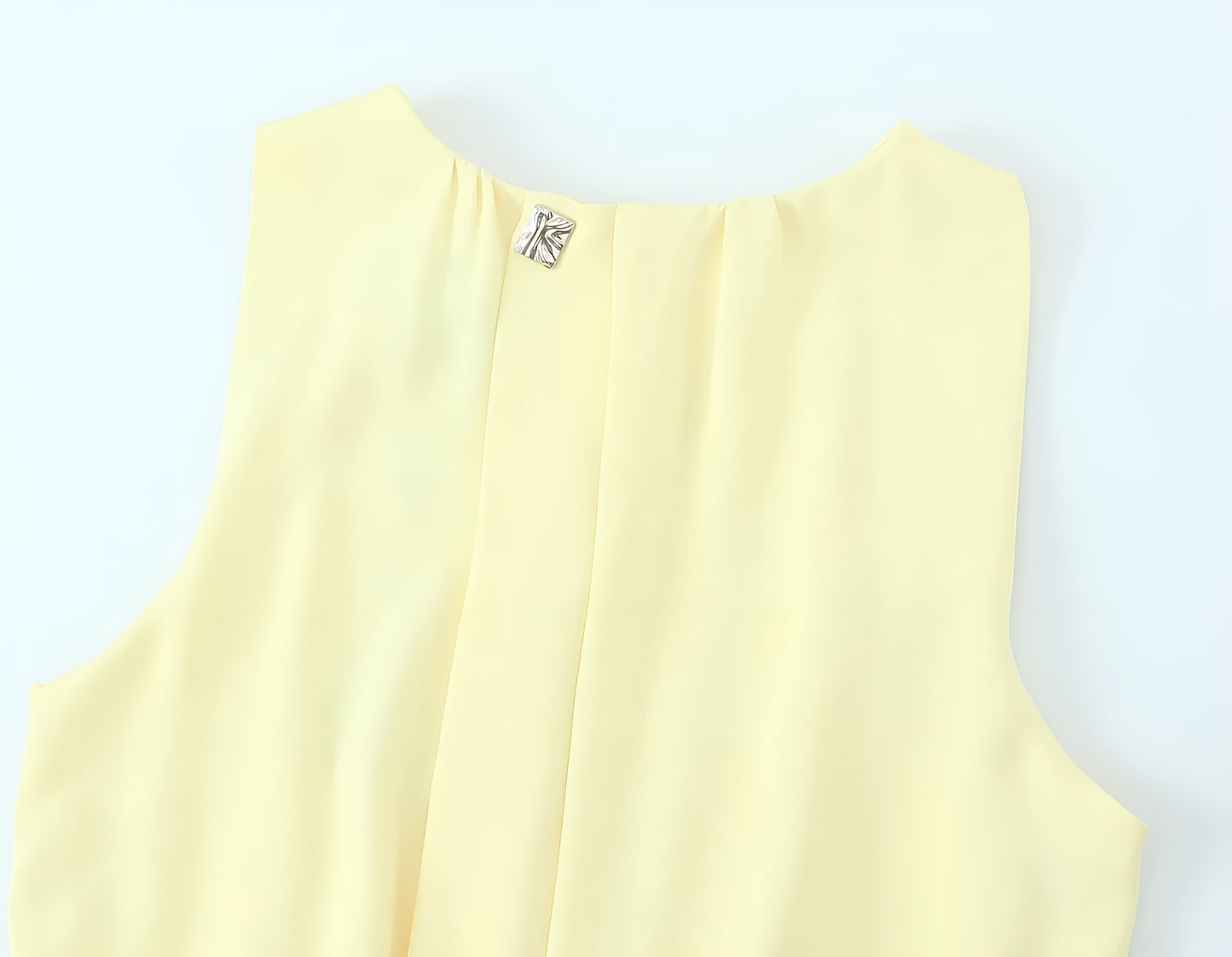 Lilja | Kevyt midi-mekko ilman hihoja